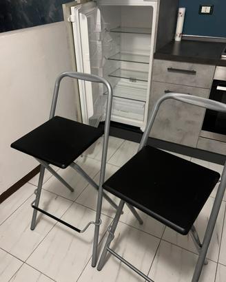 Sedie da bar e tavolo