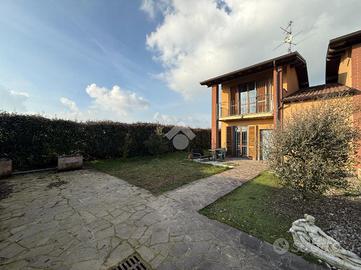 VILLA A SCHIERA D'ANGOLO A CUMIGNANO SUL NAVIGLIO