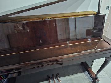 pianoforte Yamaha a parete 