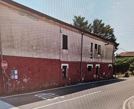 Immobile singolo con giardino e magazzini