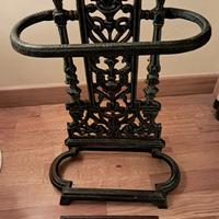 Porta ombrelli tutto in ghisa particolare e raro