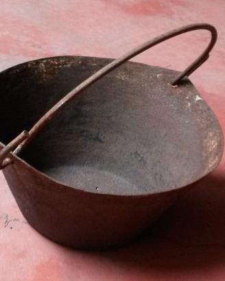 Antica  catinella da muratore in ferro vintage