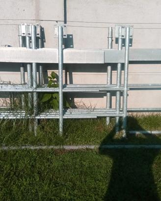 Parapetto in tubo metallico industriale zincato.