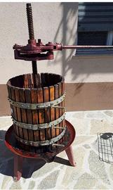 Torchio per uva in legno tradizionale