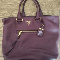 Borsa grande in pelle con traolla Prada viola