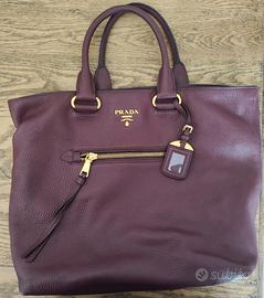 Borsa grande in pelle con traolla Prada viola