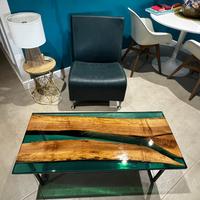 Tavolo in legno e resina