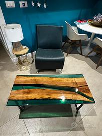 Tavolo in legno e resina