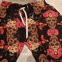 pantaloncini con teschio 