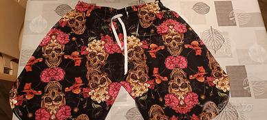 pantaloncini con teschio 