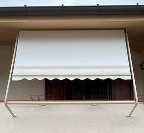 Tenda da sole a caduta con guide laterali e bracci