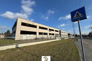 Immobile di 825 m² a Cerro Maggiore