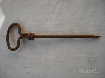 Attrezzo per fare buchi manuali nel legno