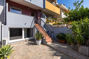Villetta a schiera quadrilivelli con cortile