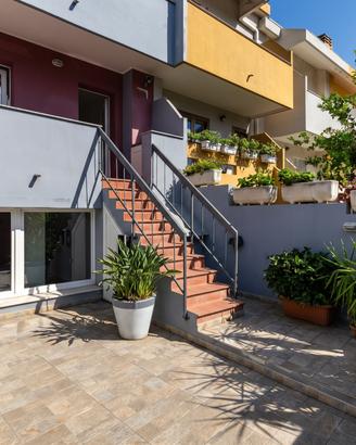 Villetta a schiera quadrilivelli con cortile