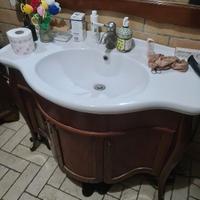 il mobile del bagno + lavabo in ceramica +