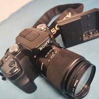 Macchina fotografica Sony Alpha 100 con ottica