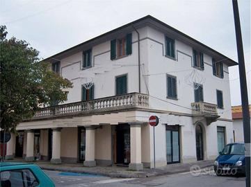 Immobile di 863 m² con 2 locali a Altopascio
