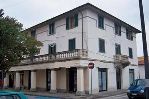 Immobile di 863 m² con 2 locali a Altopascio