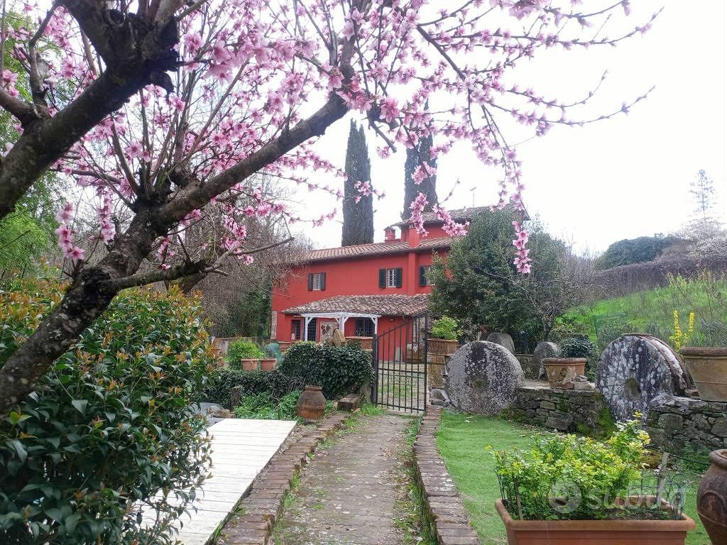 Rustico / Casale di 300 m² con più di 5 locali e b - Altro