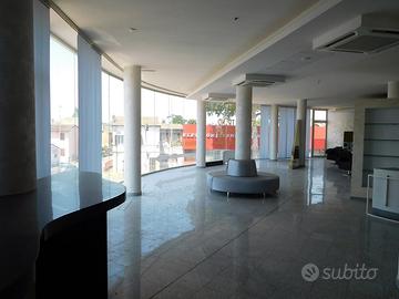 Negozio totalmente vetrinato piano primo