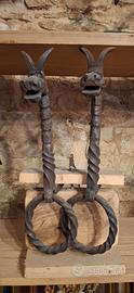 draghi medievali con anelli per cavalli