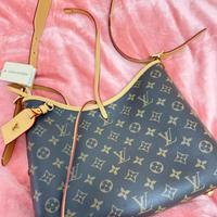 L'unica piccola borsa LV Carryall