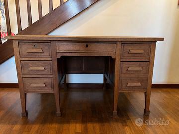 Scrivania vintage in legno massello.