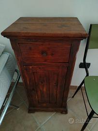 Comodino in legno antico