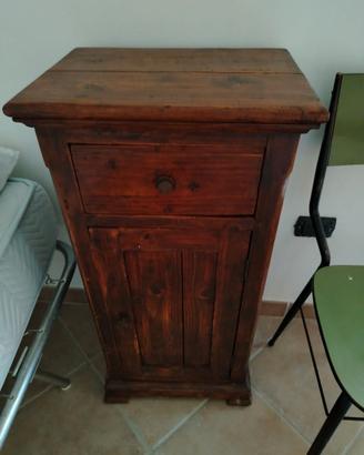 Comodino in legno antico