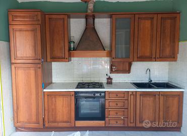 Cucina in legno usata con elettrodomestici