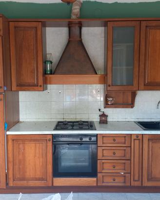 Cucina in legno usata con elettrodomestici