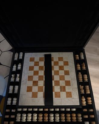 Scacchiera in marmo con dama e scacchi con scatola