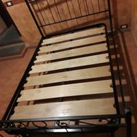 letto in ferro battuto ad una piazza e mezzo  con 