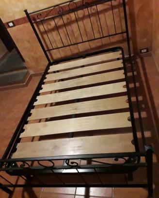 letto in ferro battuto ad una piazza e mezzo  con 