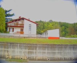 Casa plurifamiliare con terreno edificaabile