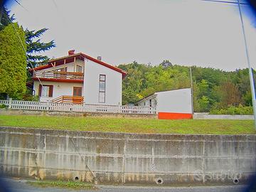 Casa plurifamiliare con terreno edificaabile