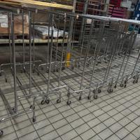 stendini appendiabito cromati con ruote