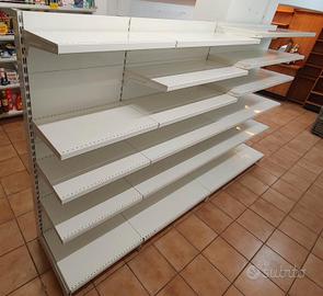 Scaffali di metallo,colore bianco  650 eu