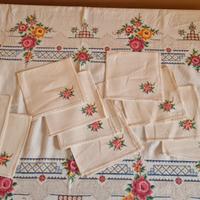 Tovaglia ricamata a punto croce 