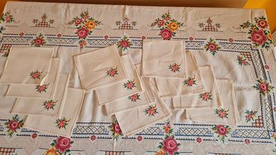 Tovaglia ricamata a punto croce 