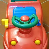 Macchinina cavalcabile primi passi