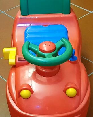 Macchinina cavalcabile primi passi