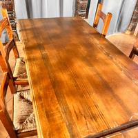 Tavolo in legno con 4 sedie