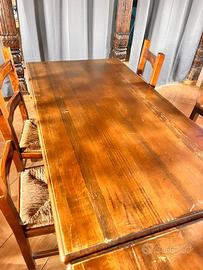 Tavolo in legno con 4 sedie