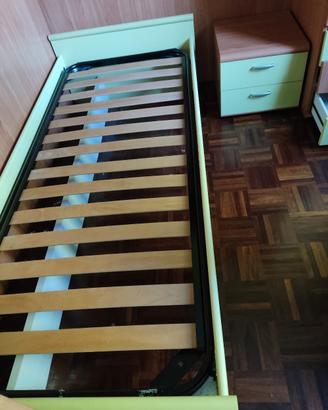 Letto singolo+rete a doghe+comodino+scrivania
