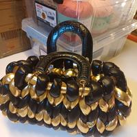 Pochette nera e oro
