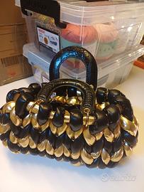 Pochette nera e oro
