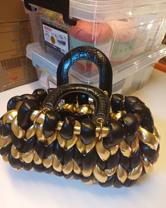 Pochette nera e oro