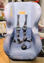 due seggiolini per auto e una moto elettrica 